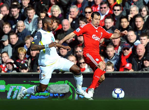 歸功於現任 歸功於現任